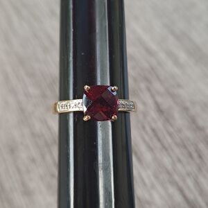 Elegant Gold and Red Gemstone Ring
